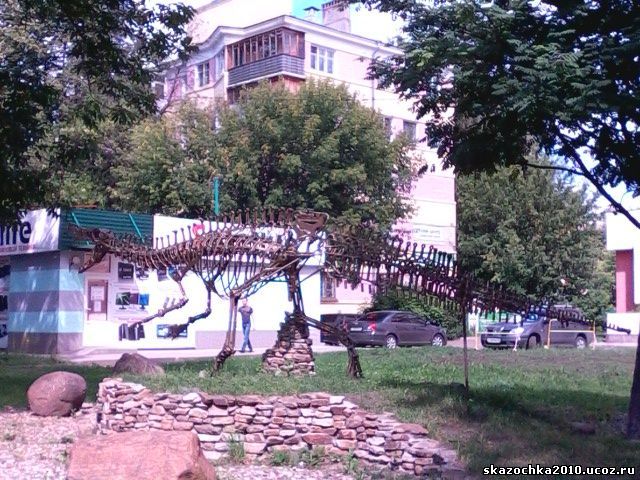 Стрит-арт, Ярославль, инсталяция "Скелет динозавра"